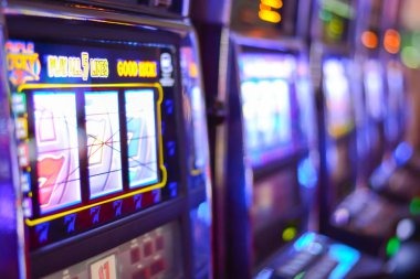 Live dealer shuffling dominoes for Bandar Ceme on live sgp mobile app
